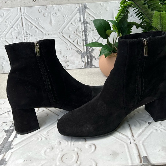 La Canadienne Women
Black Suede Waterproof JOANIE
SUEDE BOOTIE
$525.00
Black 10 - Picture 7 of 16